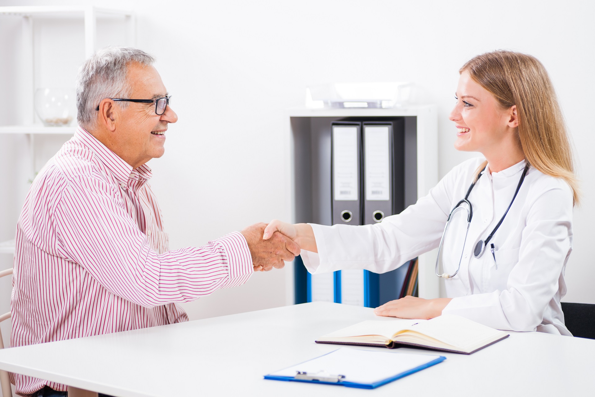 physician-successfully-managing-patient-expectations-with-patient Physician successfully managing patient expectations with patient